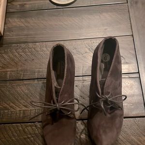 New Clarks brown suede leather, size 6M